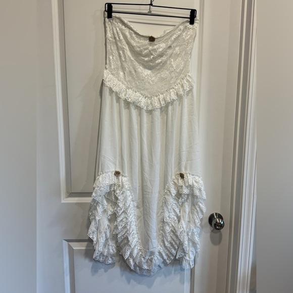 Elegant Lace Strapless Dress - Picture 10 of 15